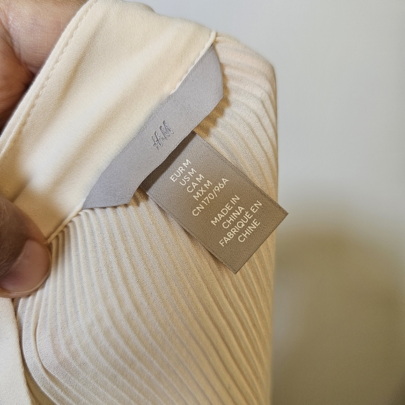 👍NWOT H&M cream white long sleeve pleated chiffon loose fit shirt top sz M US. - Picture 6 of 8